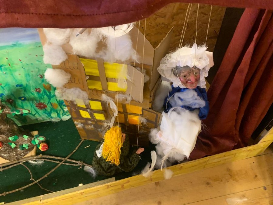 Frau Holle schüttelt das Kissen in ihrem Haus, © Martina Kriedel Frau Holle schüttelt das Kissen in ihrem Haus, © Martina Kriedel