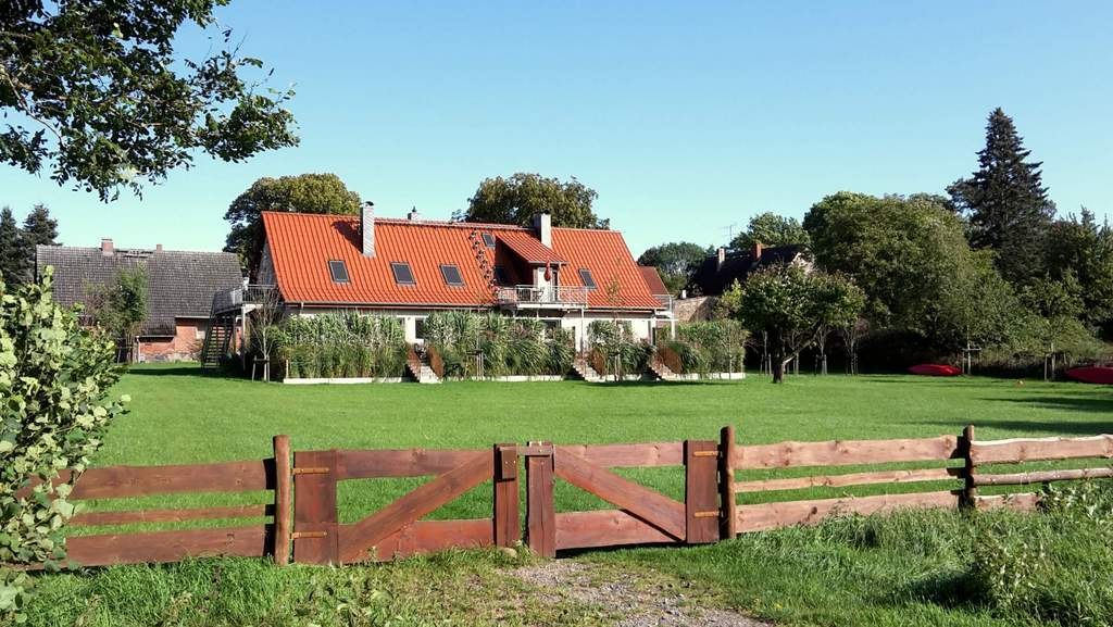 Moderne Ferienwohnungen mit Seeblick, viel Platz auf der gro&szlig;en Wiese vor dem Haus // &copy; northtours, Kr&auml;mer, Duklau