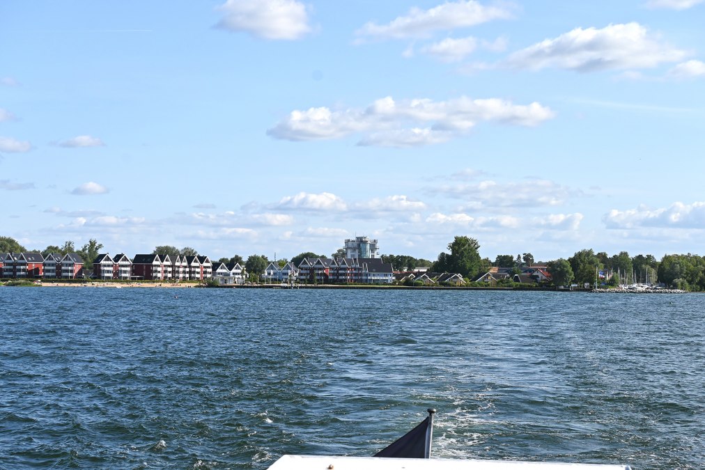 Hafendorf M&uuml;ritz: Touristisches Zentrum am S&uuml;dufer der M&uuml;ritz, &copy; KUHNLE-TOURS
