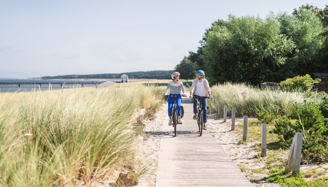 Cykelsti langs kysten ved badebyen Lubmin med to cyklister