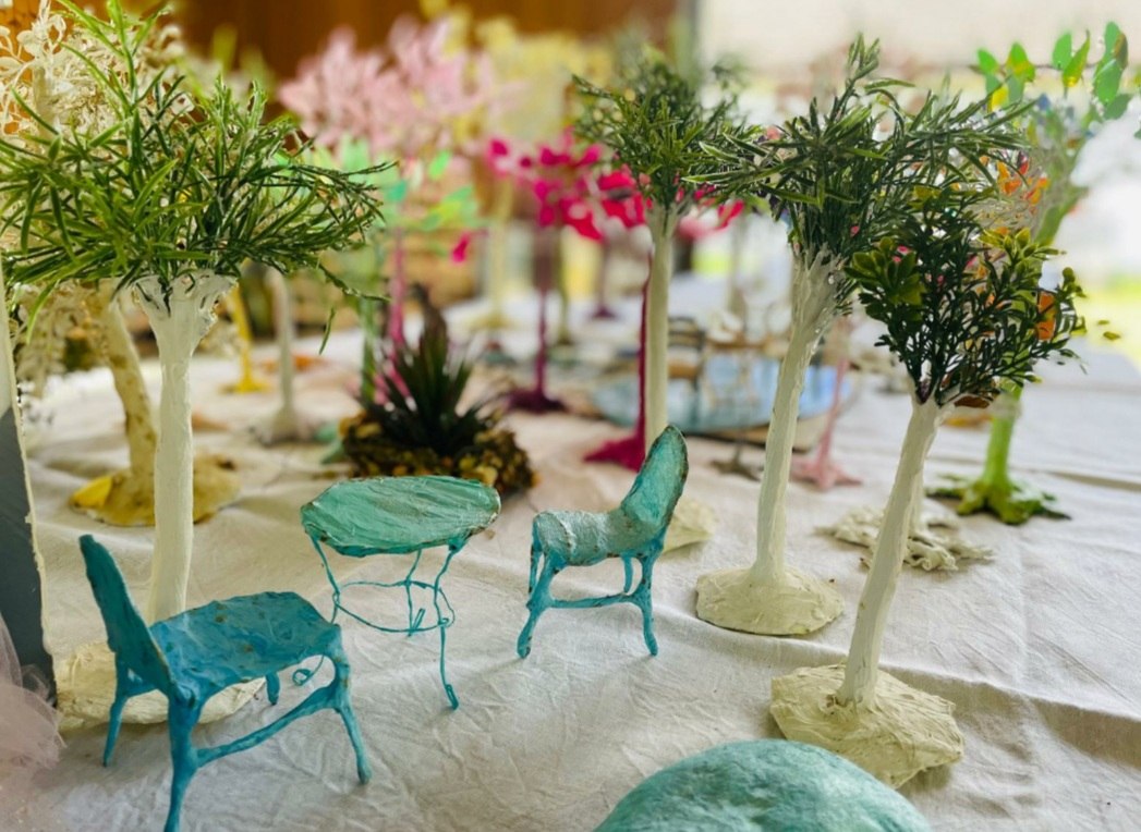 Doris Helene G&uuml;nzel pr&auml;sentiert die faszinierende Welt der Miniaturen aus Lehm, Holz, Keramik, Pappe &hellip; // &copy; provie Theater