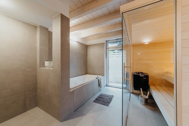 Entspanne im eigenen Wellness-Bad mit Sauna und Whirlpool. // © Ulrike Gerasch/Elena Krämer Entspanne im eigenen Wellness-Bad mit Sauna und Whirlpool. // © Ulrike Gerasch/Elena Krämer