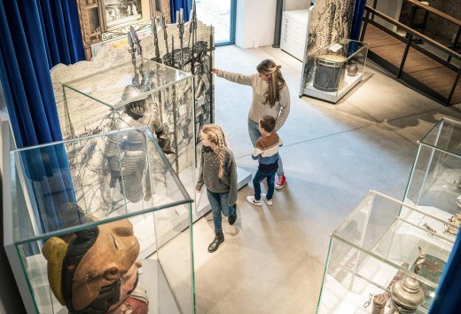 Eine Familie schaut sich interessiert Ausstellungsstücke im stadtgeschichtlichen Museum Wismar SCHABBELL an. , © TMV/Tiemann