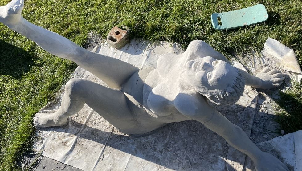 Wer schön sein will, muss lachen - Betonskulptur lebensgross, © Maren Merkel Wer schön sein will, muss lachen - Betonskulptur lebensgross, © Maren Merkel