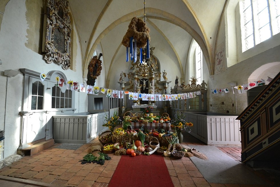 St. Katharinen Kirche in Trent auf R&uuml;gen - Erntedank - // &copy; Tourismuszentrale R&uuml;gen