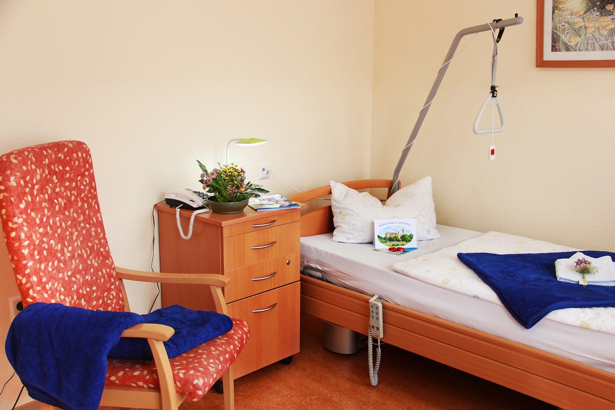 Zimmer mit Pflegebett // &copy; Netzwerk f&uuml;r Menschen