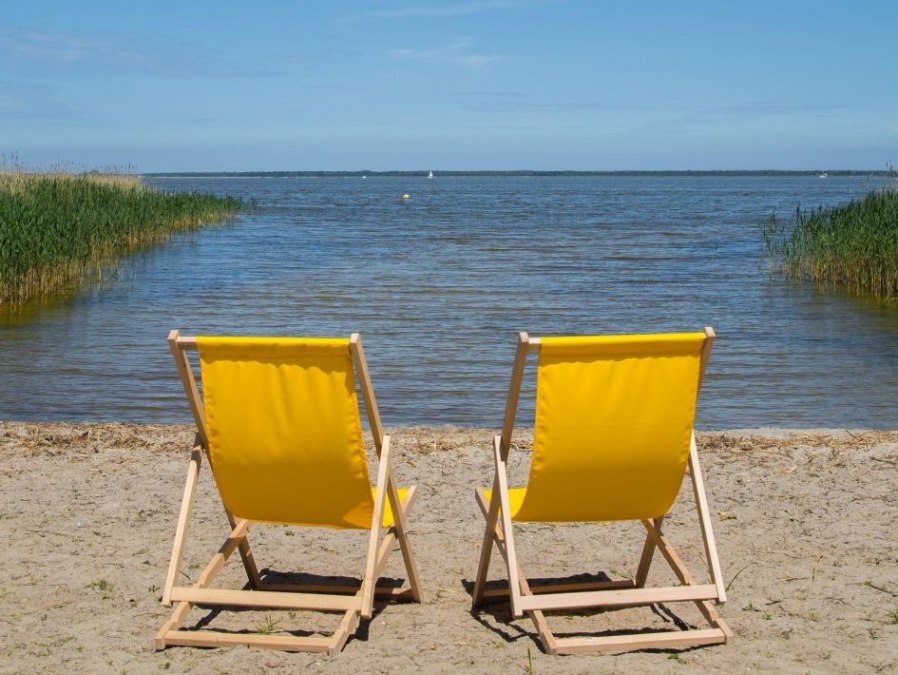 Badestelle mit Stuehlen, &copy; Arndt Gl&auml;ser