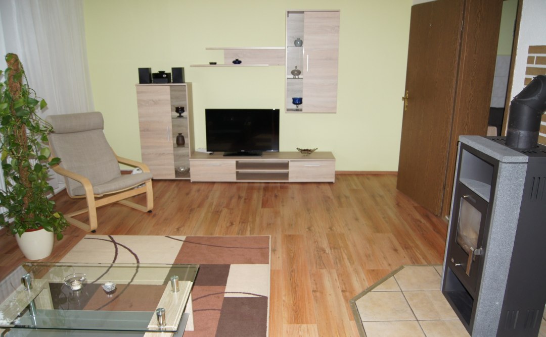 Im Wohnzimmer sorgt ein Kaminofen für wohlige Wärme, © A. Prager Im Wohnzimmer sorgt ein Kaminofen für wohlige Wärme, © A. Prager