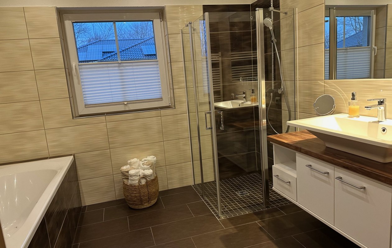 Bad mit Dusche, &copy; Heinz Weinert