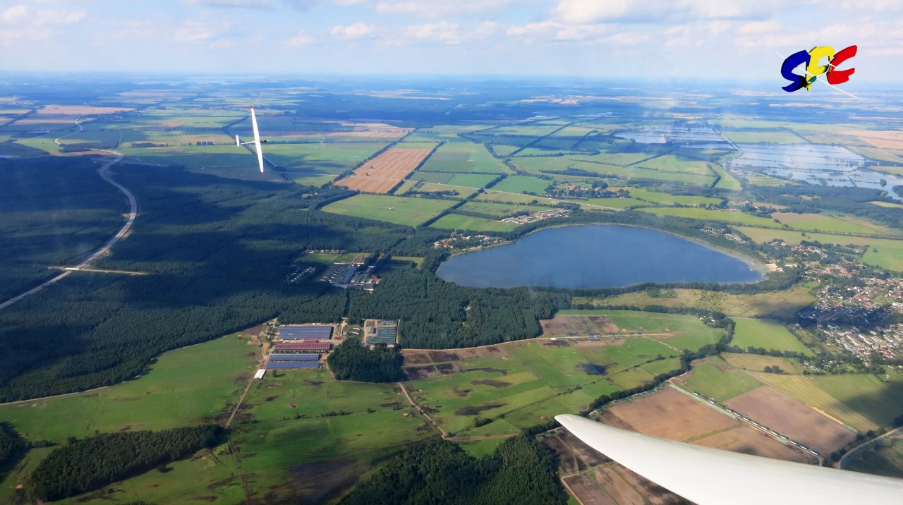 Zwei Segelflugzeuge über Neustadt-Glewe. Ganz rechts die Stadt und links davon der Neustädter See // © SFC Neustadt-Glewe Zwei Segelflugzeuge über Neustadt-Glewe. Ganz rechts die Stadt und links davon der Neustädter See // © SFC Neustadt-Glewe