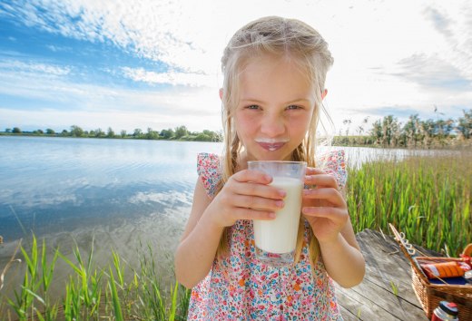 M&auml;dchen trinkt ein frisch gezapftes Glas Milch // &copy; MV-T/outdoor-visions.com