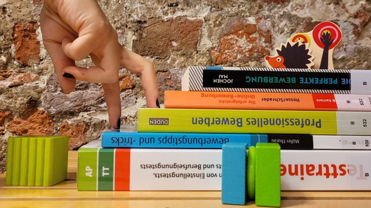 Zwei Finger gehen einen Bücherstapel wie eine Treppe hoch. // © Stadtbibliothek Stralsund Zwei Finger gehen einen Bücherstapel wie eine Treppe hoch. // © Stadtbibliothek Stralsund