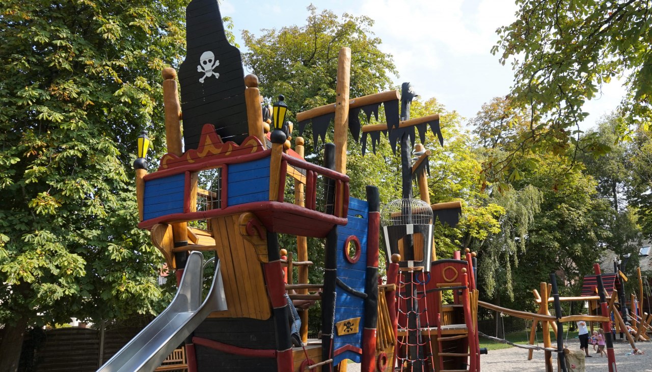Piratenkogge auf dem Spielplatz, &copy; Cindy Wohlrab / KVW Wustrow