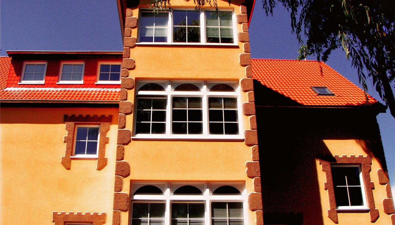 Das Gästehaus Kastell auf dem Anwesen der Waechter von Binz, dem historischen Siedlungskern vom mittelalterlichen Binz.Die romantische Inszenierung als Byntze 1318 und der Mythos der Templer von Rugia 1118 begeistert in allen Bereichen des Familienbesitzes. Einzigartig auf Rügen. Nur 1000 Meter von der Binzer Seebrücke entfernt., © BinzHotel.de/Eigentümer/WAECHTER Das Gästehaus Kastell auf dem Anwesen der Waechter von Binz, dem historischen Siedlungskern vom mittelalterlichen Binz.Die romantische Inszenierung als Byntze 1318 und der Mythos der Templer von Rugia 1118 begeistert in allen Bereichen des Familienbesitzes. Einzigartig auf Rügen. Nur 1000 Meter von der Binzer Seebrücke entfernt., © BinzHotel.de/Eigentümer/WAECHTER