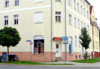 Außenansicht des Shops in der Gützkower Straße // © Sabrina Wittkopf-Schade Außenansicht des Shops in der Gützkower Straße // © Sabrina Wittkopf-Schade