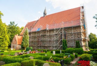 Dorfkirche Cammin einger&uuml;stet - Sommer 2014 // &copy; Frank Burger