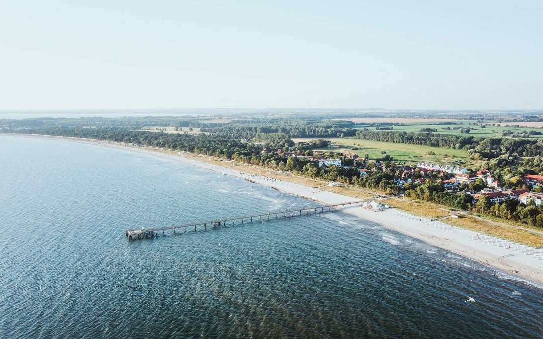 Schön auch aus der Luft: Der lange Sandstrand von Boltenhagen. // © MV-T/Friedrich Schön auch aus der Luft: Der lange Sandstrand von Boltenhagen. // © MV-T/Friedrich