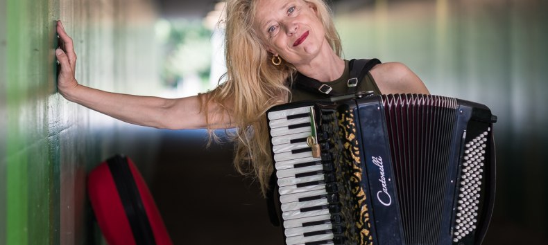 Sommerkonzert mit THE CAT&lsquo;S BACK alias Anne Harmsen im Rosengarten,Pfarrhaus Tollensesee.Ticket: https://www.yesticket.org/event/de/love-is-in-the-air-anne-harmsen-singt-30-05-26/ // &copy; Anne Harmsen