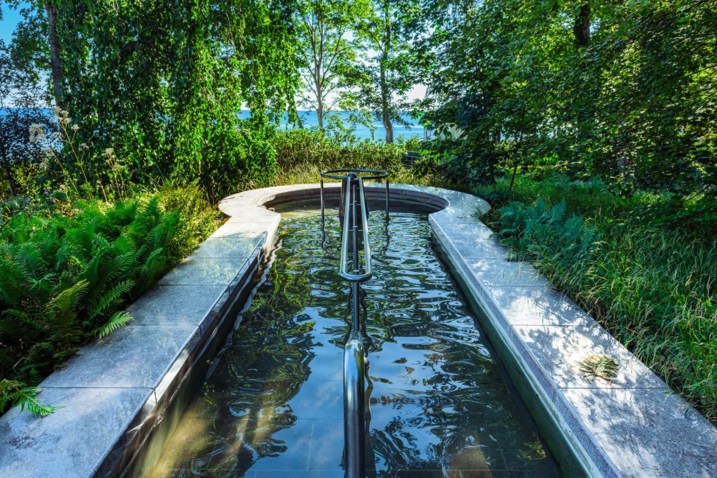 De klassieker: watertrappelbad in de Kneipp-tuin - in Göhren met uitzicht op zee., © TMV/Tiemann De klassieker: watertrappelbad in de Kneipp-tuin - in Göhren met uitzicht op zee., © TMV/Tiemann