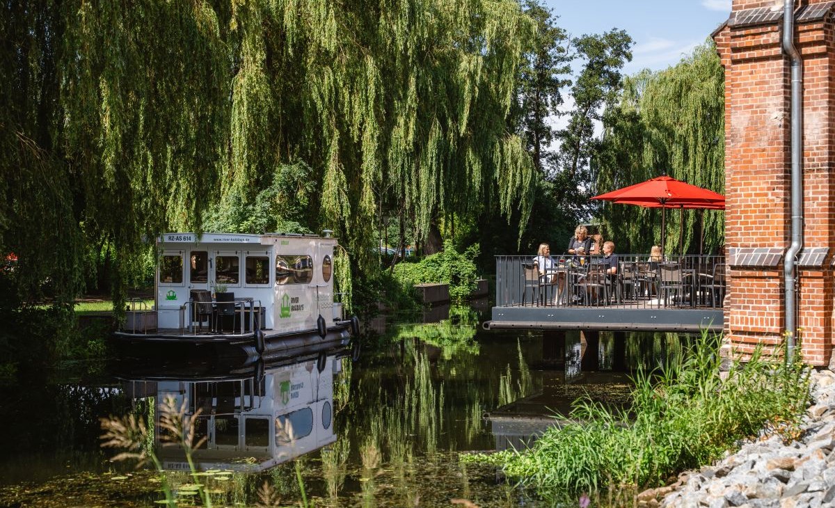 Mit dem Hausboot durch die Innenstadt von Parchim, © TMV/Erik Gross Mit dem Hausboot durch die Innenstadt von Parchim, © TMV/Erik Gross