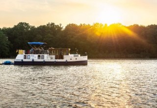 Met de woonboot naar de zonsondergang op de Müritz // © MV-T/Gänsicke Met de woonboot naar de zonsondergang op de Müritz // © MV-T/Gänsicke