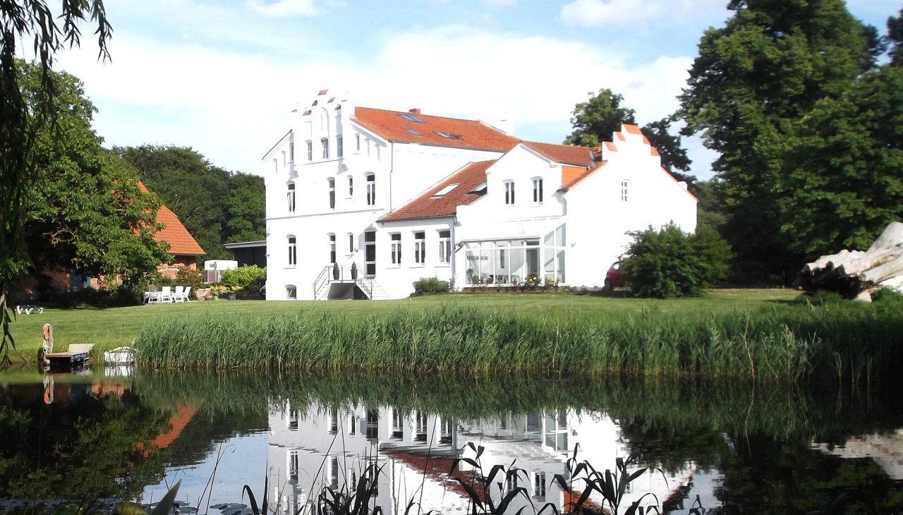 Au&szlig;enansicht des Gutshauses, &copy; Gutshaus Gramkow