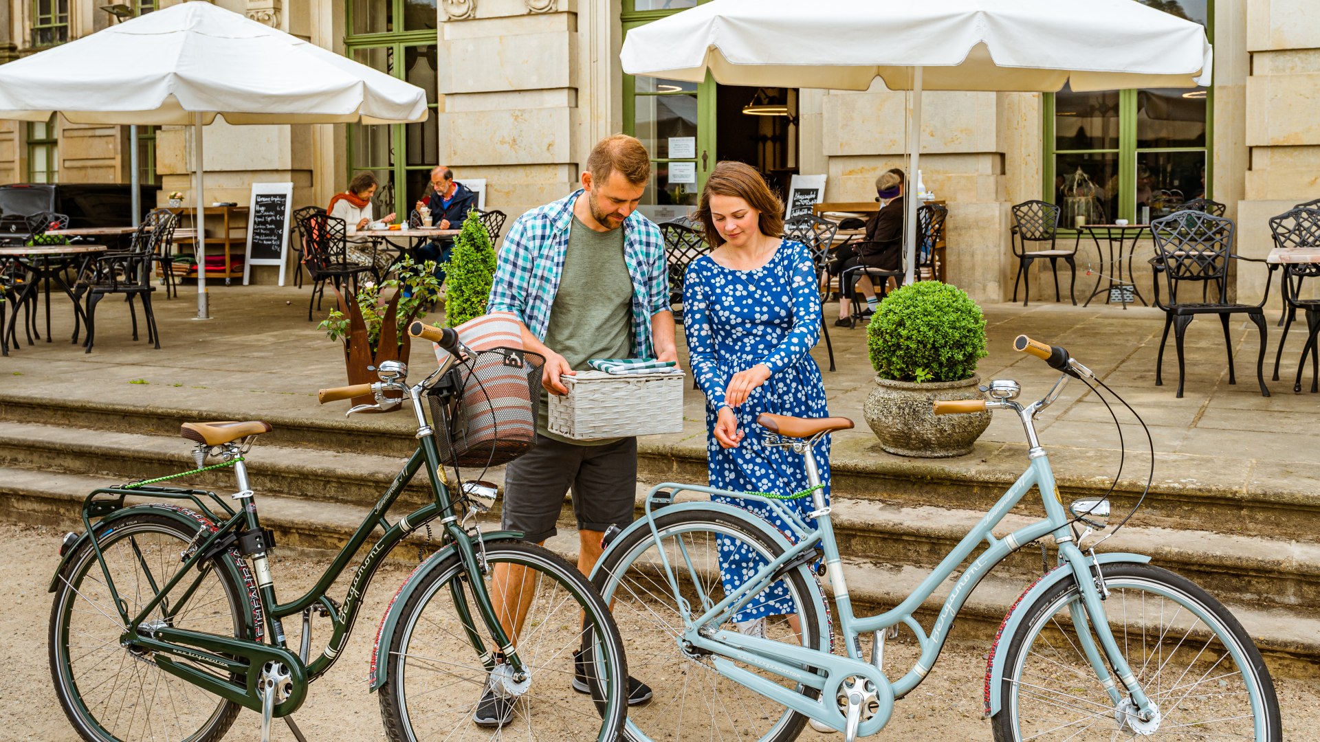 Jetzt nur noch den Korb sicher auf dem Gep&auml;cktr&auml;ger verstauen, dann kann die Suche nach dem perfekten Picknickpl&auml;tzchen im Schlosspark Ludwigslust auch schon beginnen. // &copy; MV-T/Tiemann