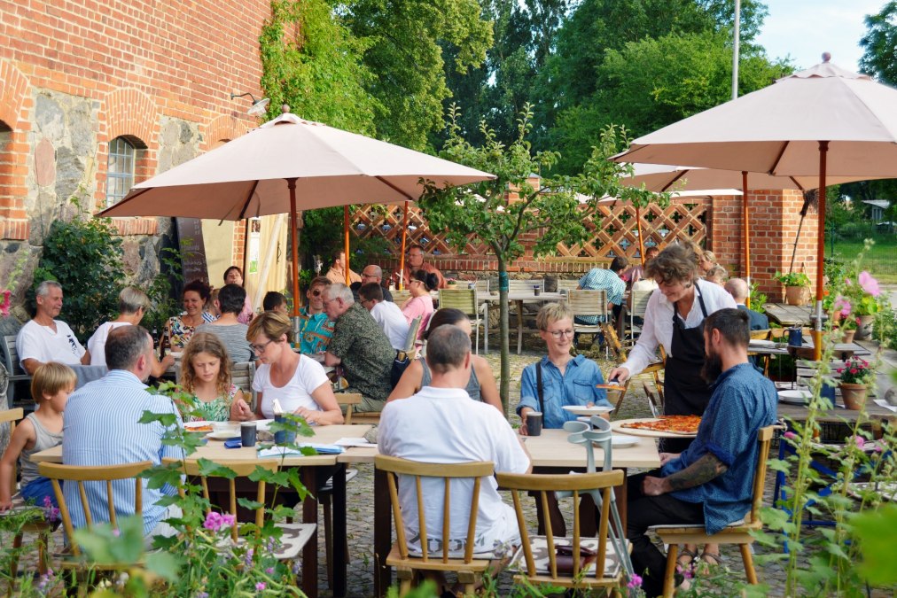 Pizza Landvergnügen auf der Terrasse der Weinschänke Kraatz, © Florian Profitlich