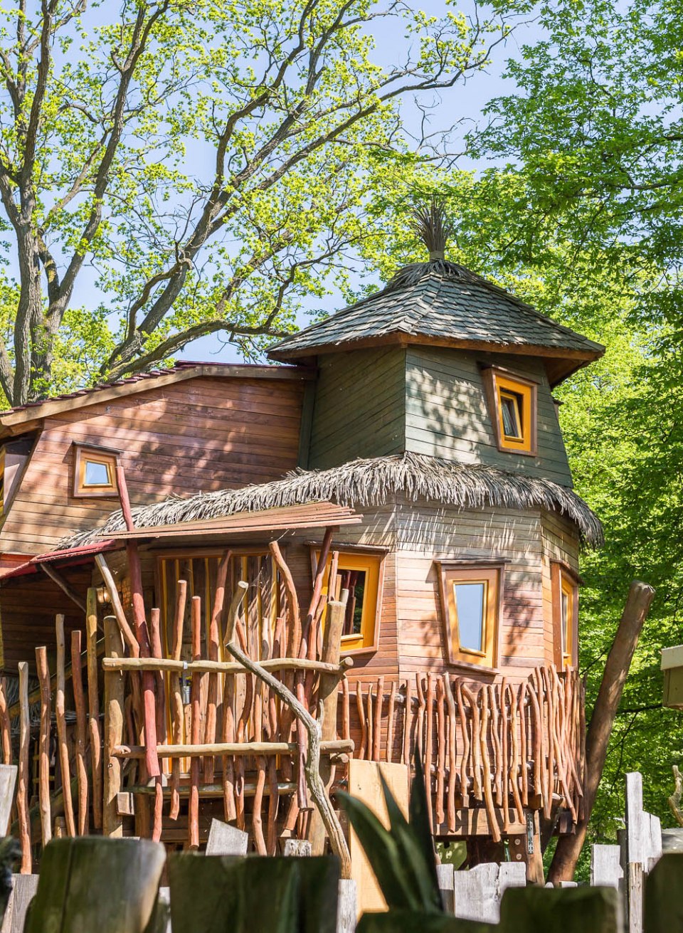 Een houten huis op palen in het centrum van de dierentuin van Schwerin. // Breng de nacht door in de boomhut in de dierentuin van Schwerin. // © Zoo Schwerin Een houten huis op palen in het centrum van de dierentuin van Schwerin.