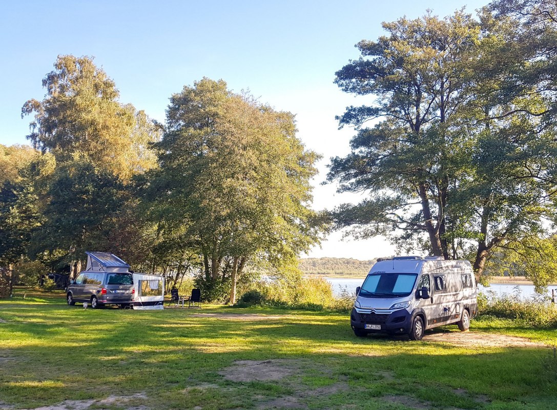 Staanplaatsen bij het meer // &copy; Henrike Track