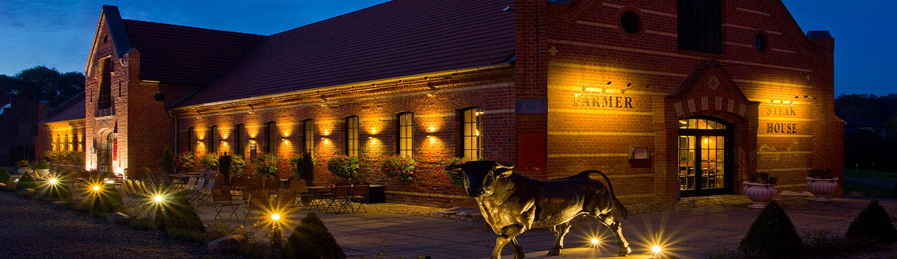 Steakhouse in de avond Steakhouse in de avond