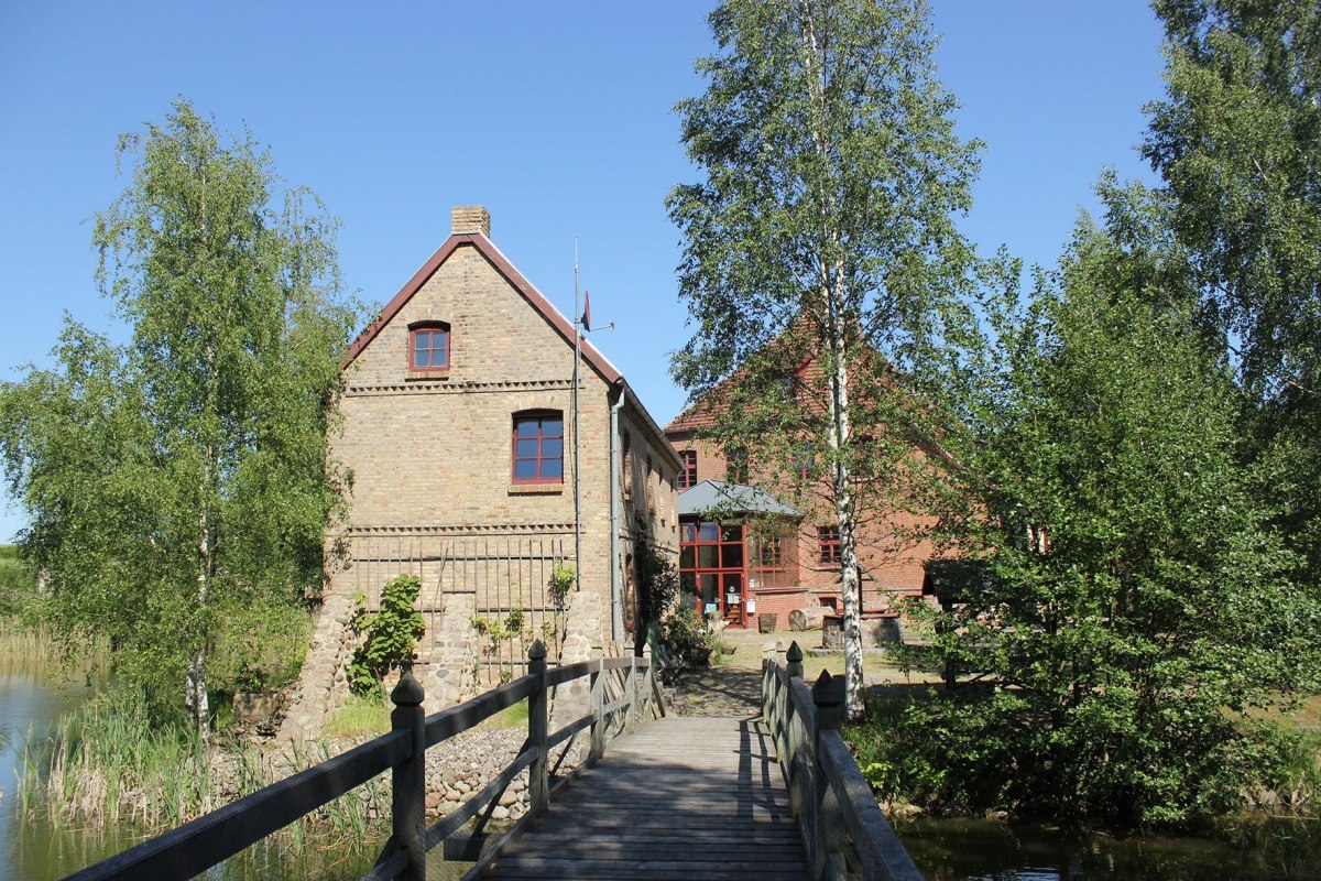 Die Wasserburg Liepen und das Gesindehaus kann man vom Park aus über eine kleine Holzbrücke erreichen. // © Burmeister Die Wasserburg Liepen und das Gesindehaus kann man vom Park aus über eine kleine Holzbrücke erreichen. // © Burmeister