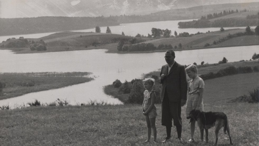 Hans Fallada mit seinen Kindern auf dem Hauptmannsberg in der Feldberger Senlandschaft, © (c) Hans Fallada Archiv