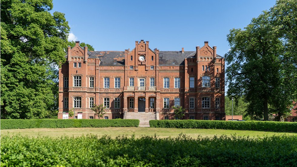 Bei der Einfahrt über Kopfsteinpflaster erblicken Sie das Schloss Alt Sammit in seiner Pracht // © Schloss Alt Sammit/ K.H.Kleinpeter Bei der Einfahrt über Kopfsteinpflaster erblicken Sie das Schloss Alt Sammit in seiner Pracht // © Schloss Alt Sammit/ K.H.Kleinpeter