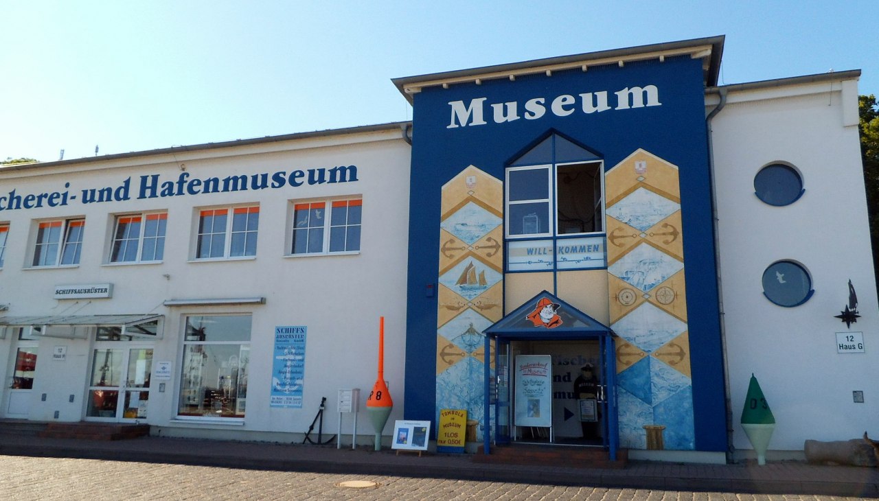 Direkt im Stadthafen gelegen: Das Fischerei- und Hafenmuseum in Sassnitz, © Heike Seelenbinder Direkt im Stadthafen gelegen: Das Fischerei- und Hafenmuseum in Sassnitz, © Heike Seelenbinder