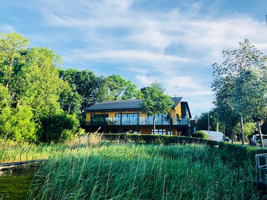 Sommerlicher Blick auf das Hafengebäude und das Restaurant Strandhaus, © Claudia Kratz