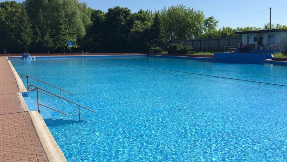 Schwimmbad Kirch Baggendorf mit 50 m Bahn, großer Spielwiese und Sportmöglichkeiten // © Amt Recknitz-Trebeltal Schwimmbad Kirch Baggendorf mit 50 m Bahn, großer Spielwiese und Sportmöglichkeiten // © Amt Recknitz-Trebeltal