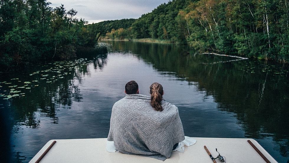 Zusammen auf dem Hausboot gem&uuml;tlich die Natur genie&szlig;en // &copy; MV-T/G&auml;nsicke