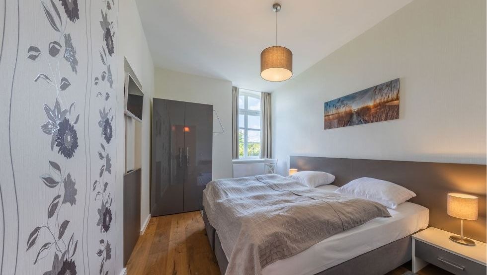 Schlafzimmer mit Doppelbett // &copy; Andre Pretzel