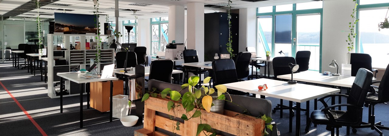 Moderner Co-Working-Bereich mit hellen, offenen Räumen und großen Fenstern für eine produktive Arbeitsatmosphäre. // © Project Bay Moderner Co-Working-Bereich mit hellen, offenen Räumen und großen Fenstern für eine produktive Arbeitsatmosphäre. // © Project Bay