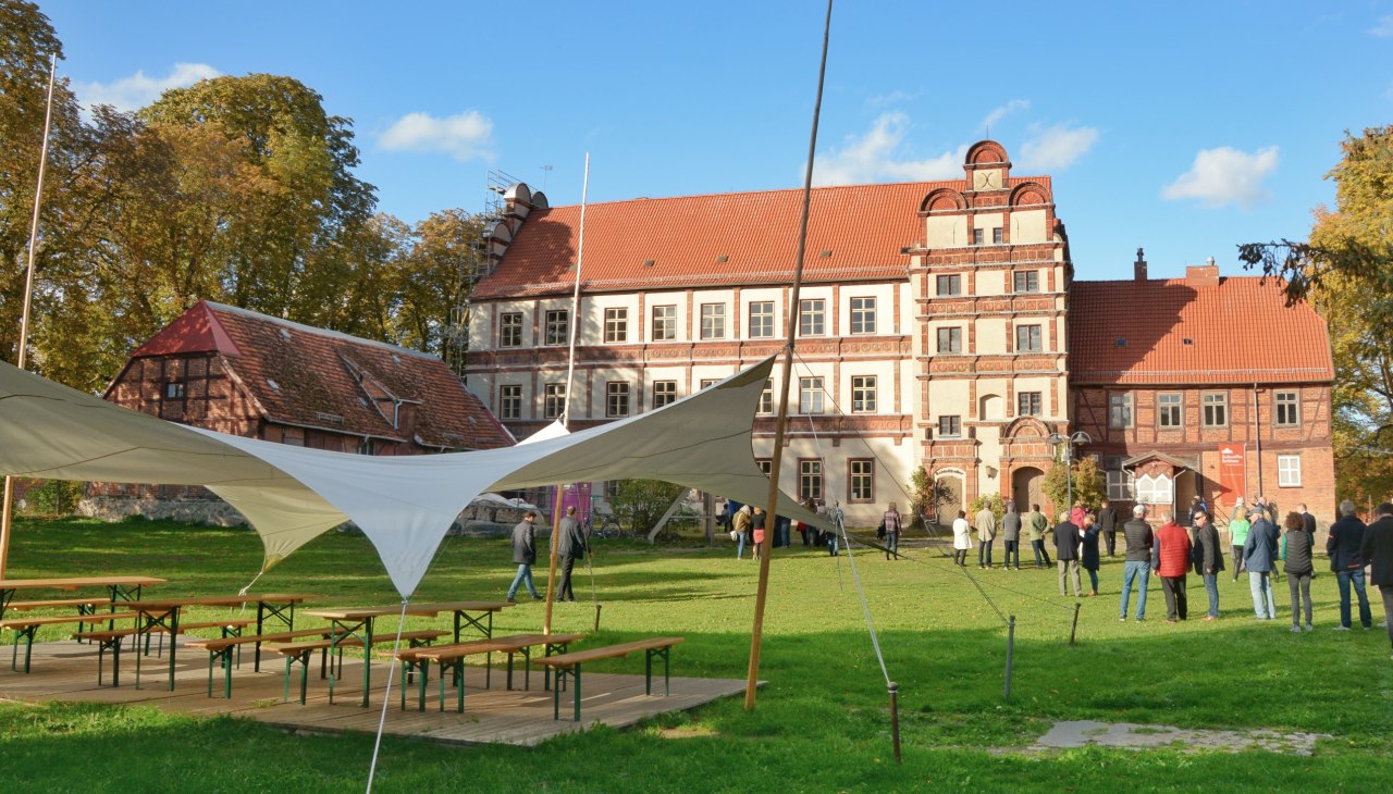 De binnenplaats van kasteel Gadebusch tijdens een evenement., © Tourismusverband Mecklenburg-Schwerin e.V. De binnenplaats van kasteel Gadebusch tijdens een evenement., © Tourismusverband Mecklenburg-Schwerin e.V.