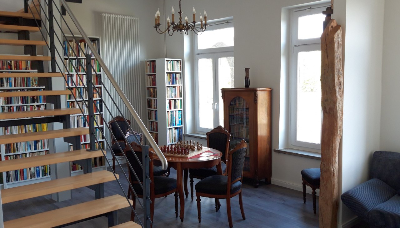 Einladender Spieletisch im allgemeinen Verweilbereich Herrenhaus Levetzow, © Herrenhaus Levetzow / Bernd Lüskow Einladender Spieletisch im allgemeinen Verweilbereich Herrenhaus Levetzow, © Herrenhaus Levetzow / Bernd Lüskow