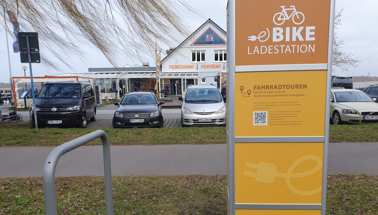 E-Bike Ladestation Ribnitz-Damgarten am Hafen, © Sabine Maus E-Bike Ladestation Ribnitz-Damgarten am Hafen, © Sabine Maus