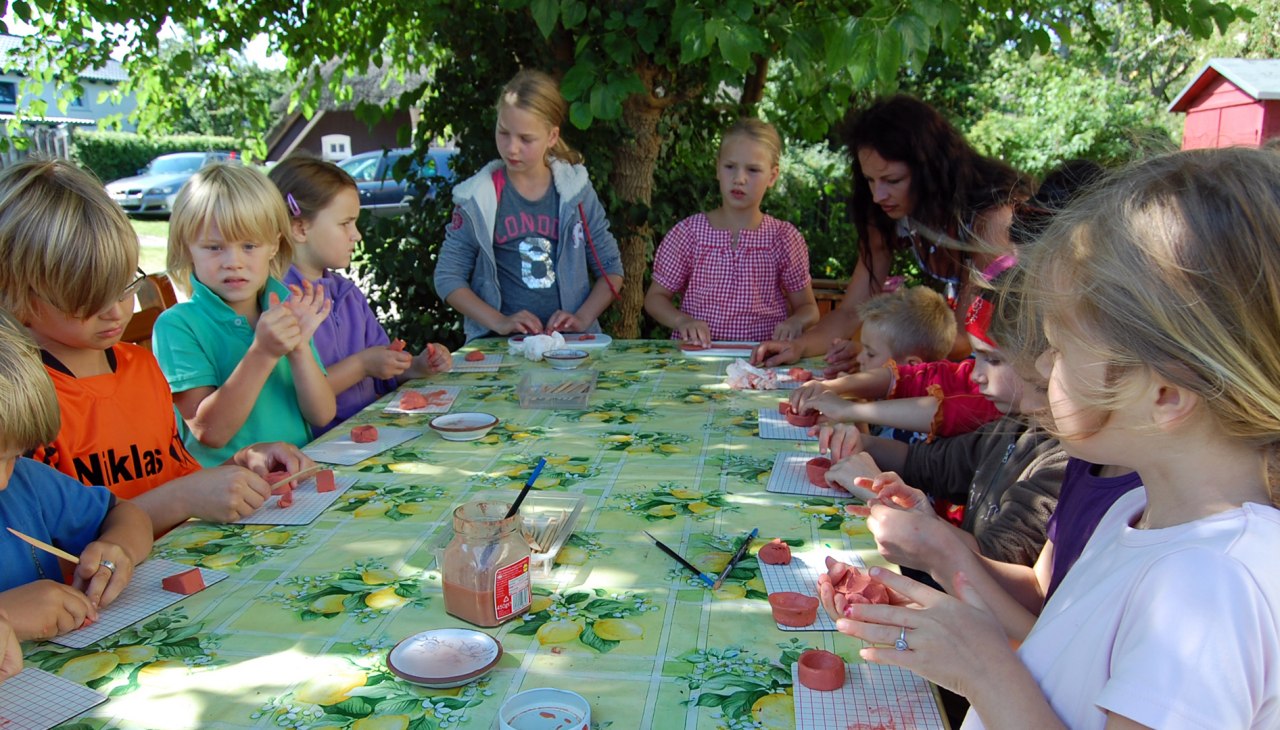 Junge T&ouml;pfer beim Kindersommer, &copy; Kurverwaltung Ahrenshoop &middot; Foto Birgit Barth