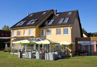 Hotelansicht Wiesenseite // &copy; Hotel am M&uuml;ritz-Nationalpark