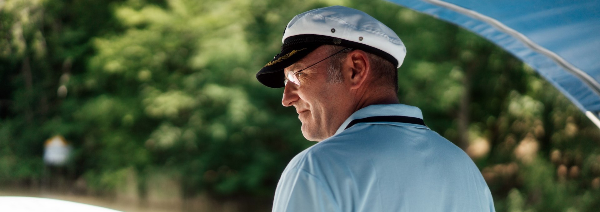 Je hebt geen rijbewijs nodig om een woonboot te besturen. Je kunt echter wel een kapiteinspet dragen. // © MV-T/Petermann Je hebt geen rijbewijs nodig om een woonboot te besturen. Je kunt echter wel een kapiteinspet dragen.