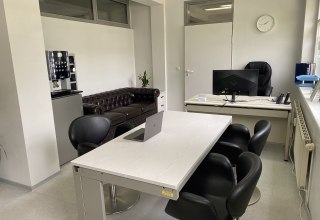 Arbeitsbereich mit flexiblen Arbeitsplätzen, bequemer Couch, Kaffeemaschine und Whiteboard., © SG GmbH Arbeitsbereich mit flexiblen Arbeitsplätzen, bequemer Couch, Kaffeemaschine und Whiteboard., © SG GmbH