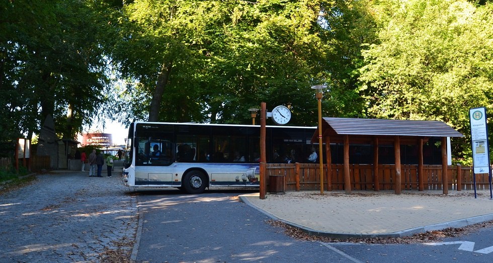 Buslus voor de ingang van het National Park Centre // &copy; Tourismuszentrale R&uuml;gen