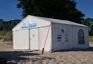 Med kørestolen helt ned til stranden ved Badeby Lubmin // © Touristinformation Seebad Lubmin Med kørestolen helt ned til stranden ved Badeby Lubmin // © Touristinformation Seebad Lubmin