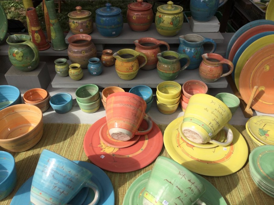 Buntes Steinzeug-Gebrauchsgeschirr, © Regine Schönemann
